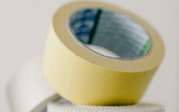 Jak odstranit lepidlo z nesavých materiálů: plast, kov, sklo a další